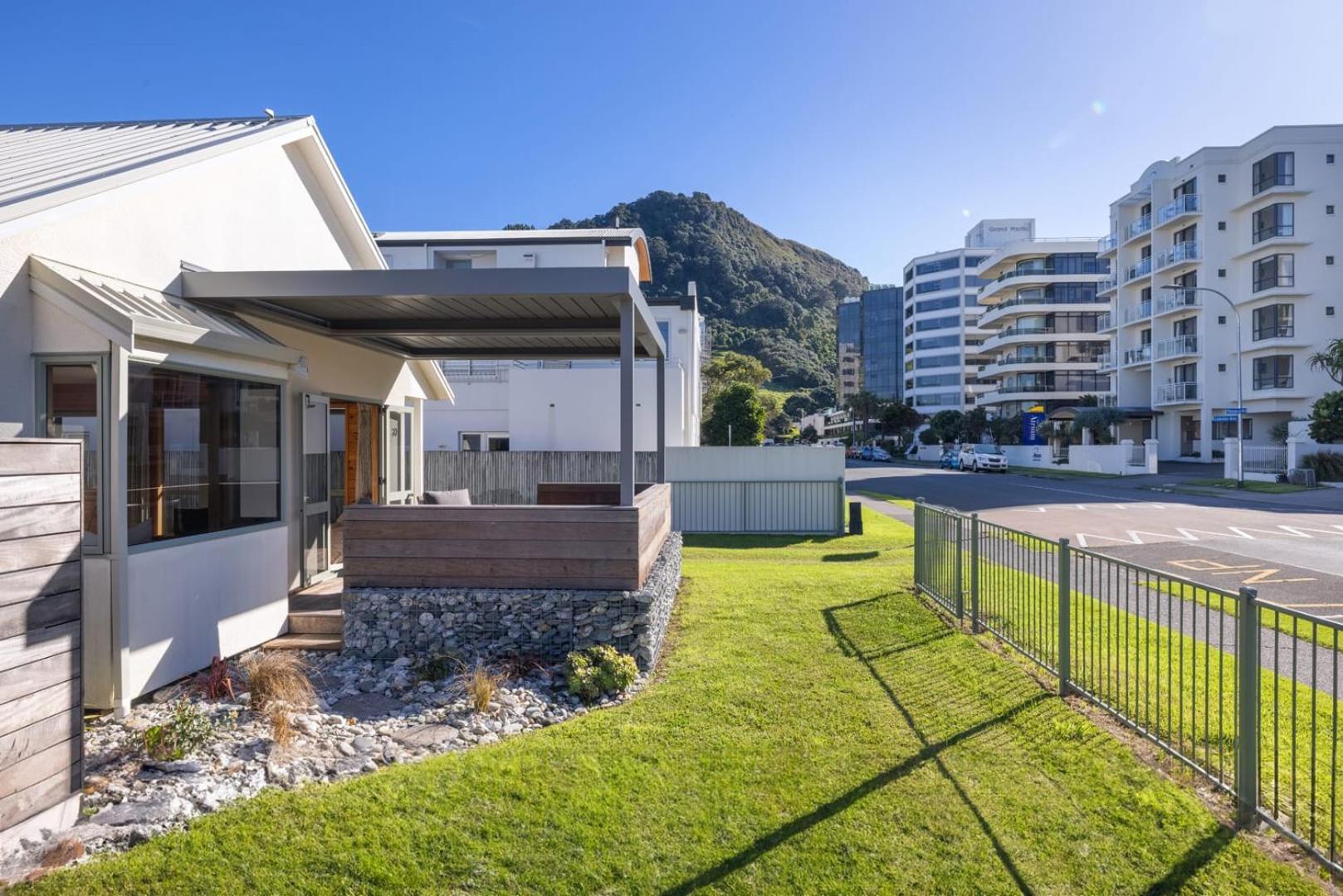 The Iconic Kiwi Bach, Full Site Downtown Mount Holiday home *